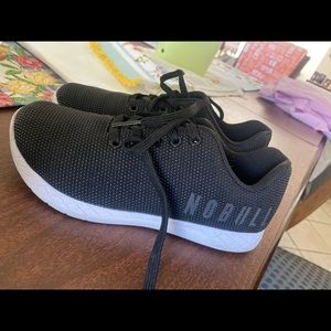 No Bull Superfabric Black Trainers 
Worn twice 
Comes with purple laces